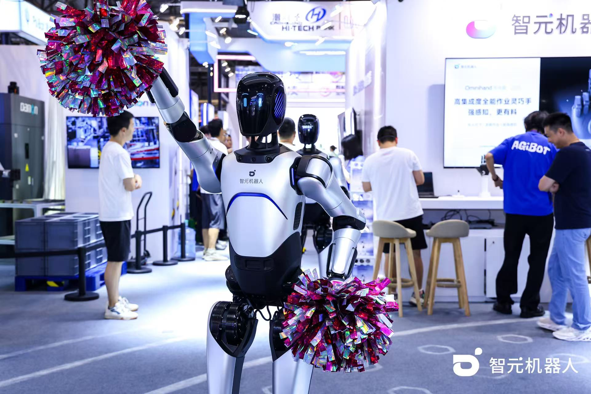 太阳集团tcy机器人 WAIC 首日展台火爆，机器...